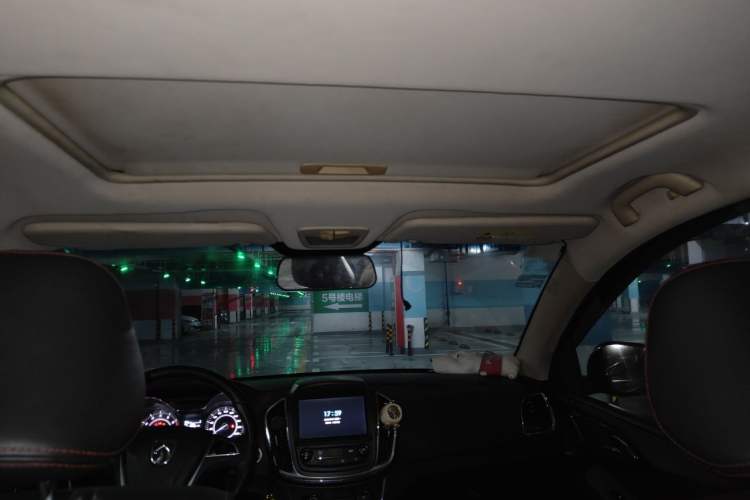 Used Baojun 560 2015 1.8L manual luxury version Headliner