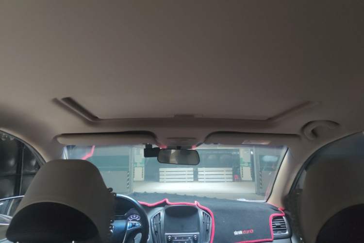 Used Baojun 560 2015 1.8L manual luxury version Headliner