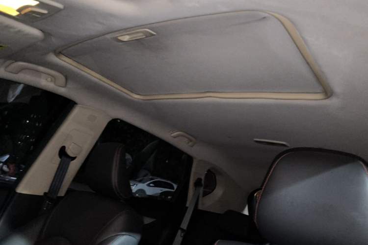 Used Baojun 560 2015 1.8L manual luxury version Headliner