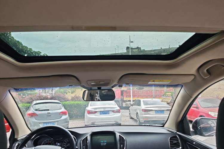 Used Baojun 560 2015 1.8L manual luxury version Headliner