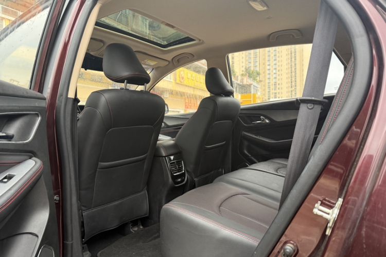 Used Baojun 560 2015 1.8L manual luxury version Interior 1