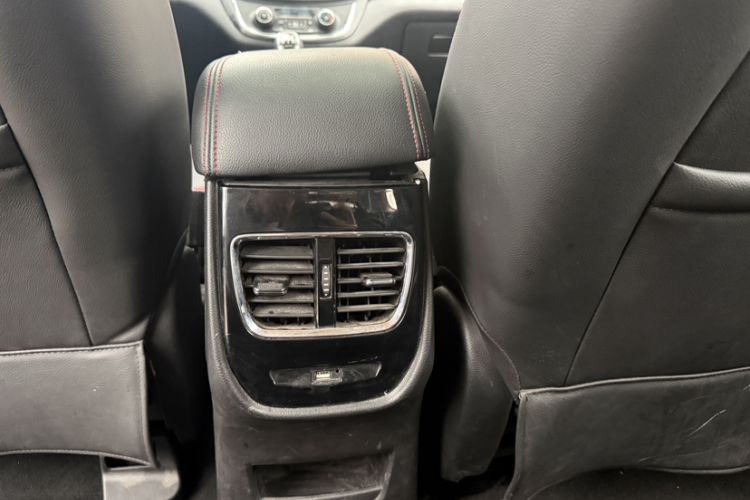 Used Baojun 560 2015 1.8L manual luxury version Interior 2