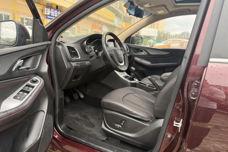 Used Baojun 560 2015 1.8L manual luxury version Interior 4