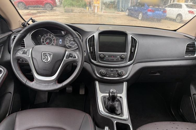Used Baojun 560 2015 1.8L manual luxury version Interior 7