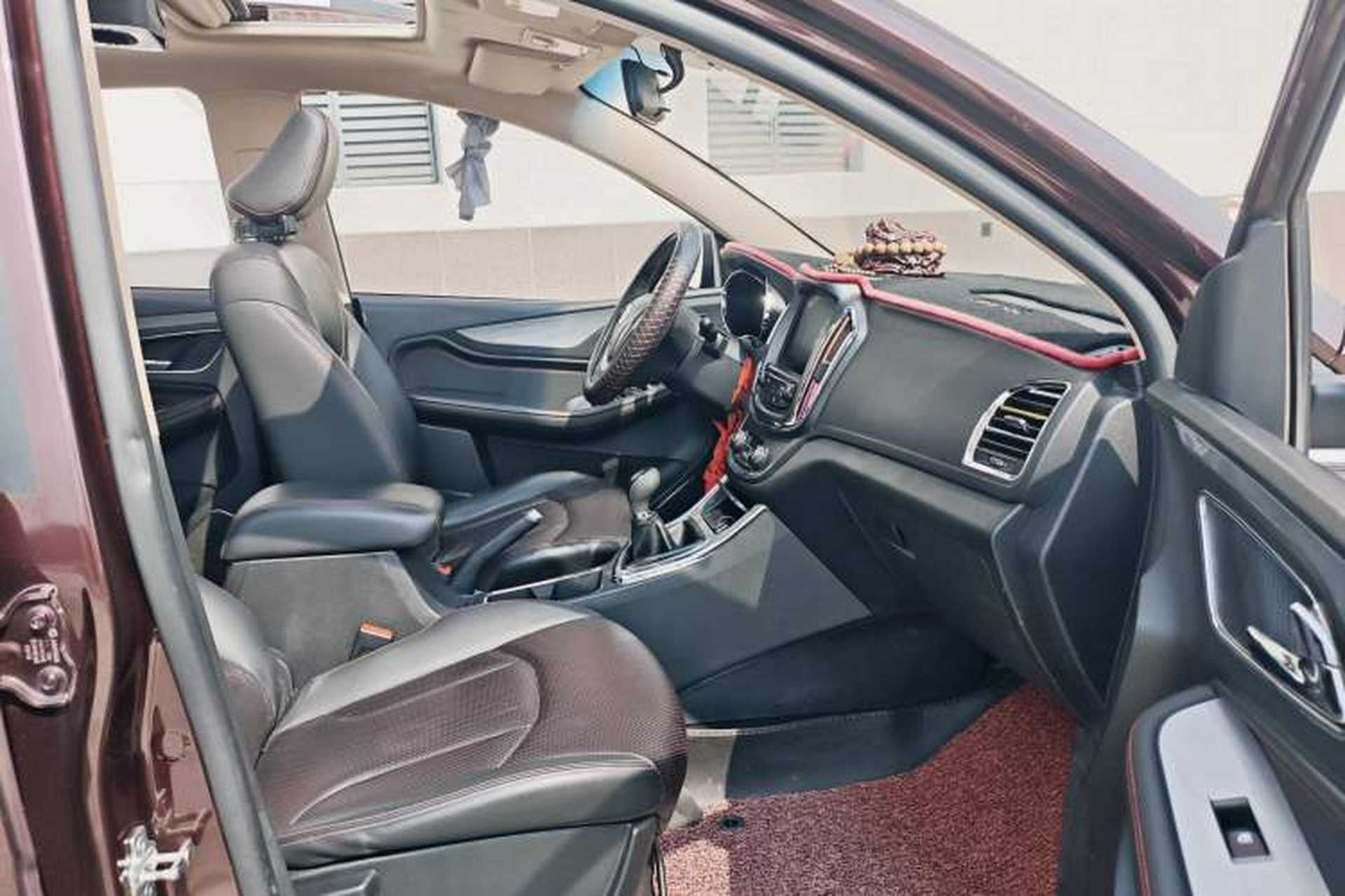 Used Baojun 560 2015 1.8L manual luxury version Interior 9