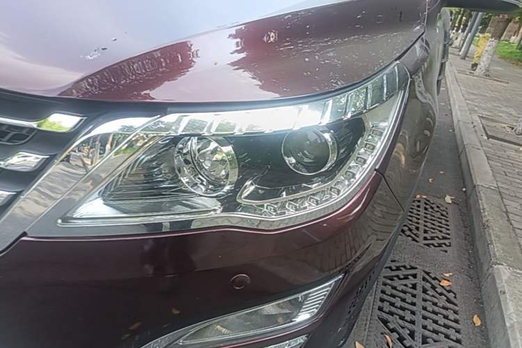 Used Baojun 560 2015 1.8L manual luxury version Left Front Headlight