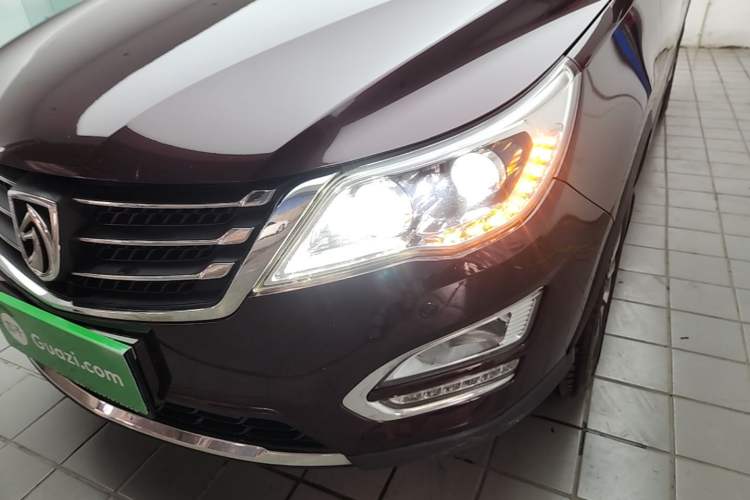 Used Baojun 560 2015 1.8L manual luxury version Left Front Headlight