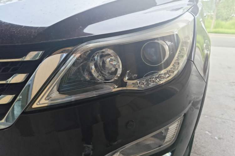 Used Baojun 560 2015 1.8L manual luxury version Left Front Headlight