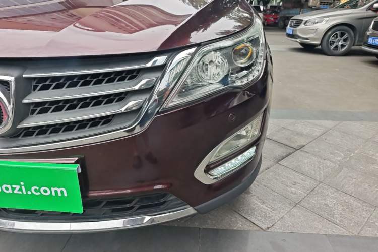 Used Baojun 560 2015 1.8L manual luxury version Left Front Headlight