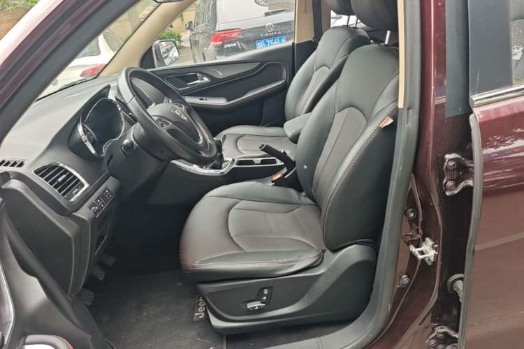 Used Baojun 560 2015 1.8L manual luxury version Left Front Seat
