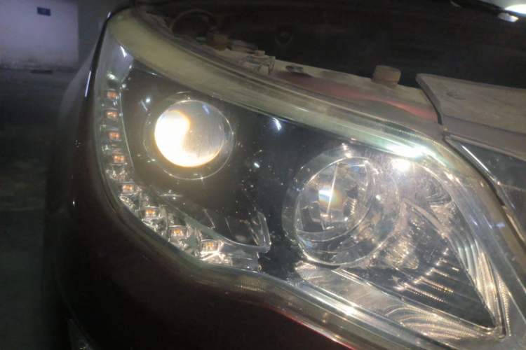 Used Baojun 560 2015 1.8L manual luxury version Right Front Headlight