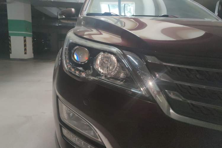 Used Baojun 560 2015 1.8L manual luxury version Right Front Headlight