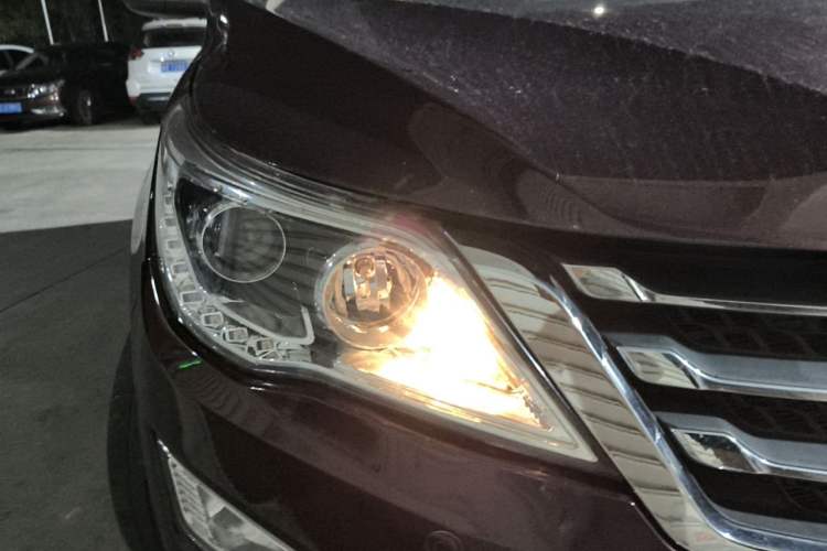 Used Baojun 560 2015 1.8L manual luxury version Right Front Headlight