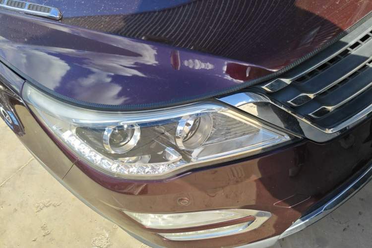 Used Baojun 560 2015 1.8L manual luxury version Right Front Headlight