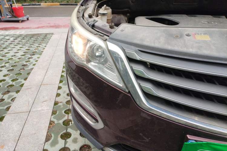 Used Baojun 560 2015 1.8L manual luxury version Right Front Headlight