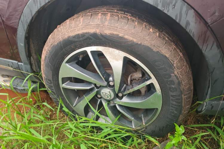 Used Baojun 560 2015 1.8L manual luxury version Right Front Wheel Hub