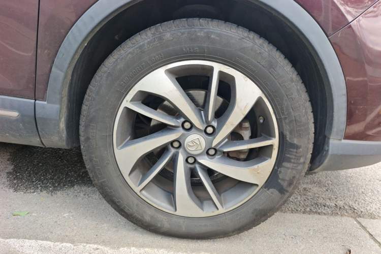 Used Baojun 560 2015 1.8L manual luxury version Right Front Wheel Hub