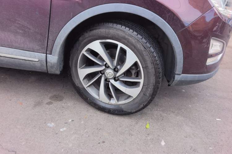 Used Baojun 560 2015 1.8L manual luxury version Right Front Wheel Hub