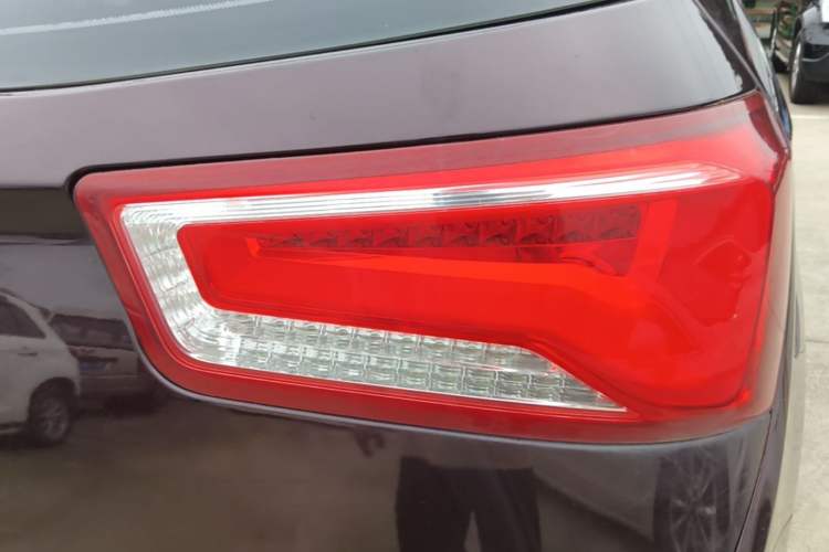 Used Baojun 560 2015 1.8L manual luxury version Right Rear Taillight