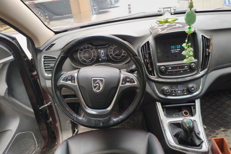 Used Baojun 560 2015 1.8L manual luxury version Steering Wheel