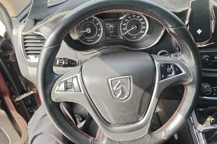 Used Baojun 560 2015 1.8L manual luxury version Steering Wheel