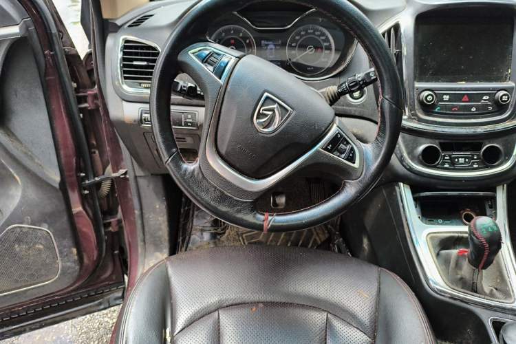 Used Baojun 560 2015 1.8L manual luxury version Steering Wheel