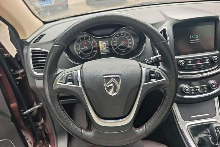 Used Baojun 560 2015 1.8L manual luxury version Steering Wheel