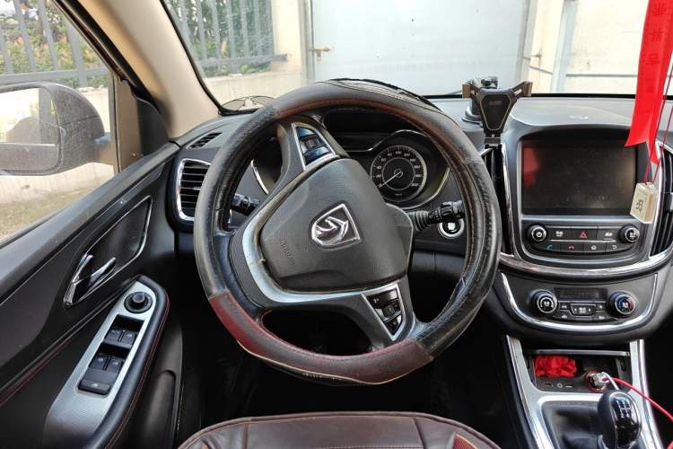 Used Baojun 560 2015 1.8L manual luxury version Steering Wheel