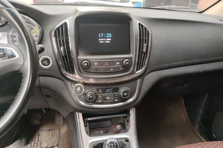 Used Baojun 560 2015 1.8L manual luxury version Audio And AC Panel