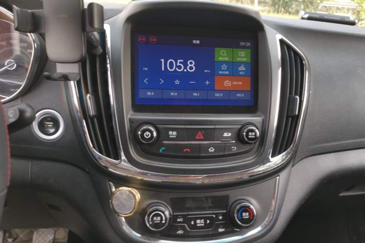 Used Baojun 560 2015 1.8L manual luxury version Audio And AC Panel