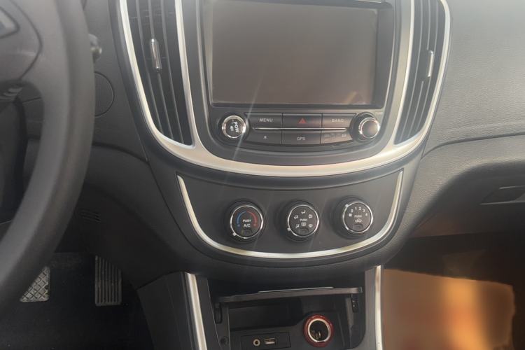 Used Baojun 560 2015 1.8L manual Comfort trim level Audio And AC Panel
