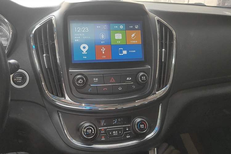 Used Baojun 560 2015 1.8L manual luxury version Audio And AC Panel