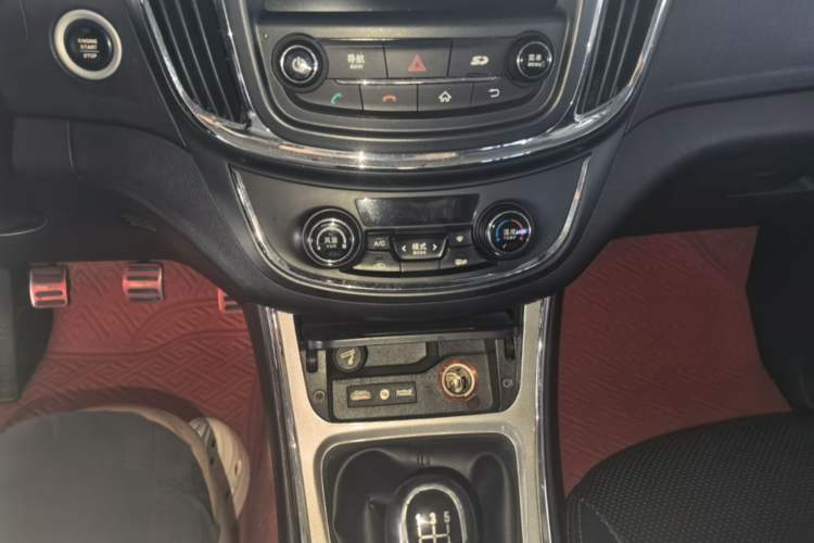 Used Baojun 560 2015 1.8L manual luxury version Audio And AC Panel