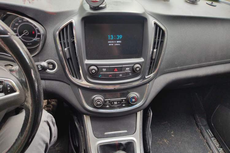 Used Baojun 560 2015 1.8L manual luxury version Audio And AC Panel