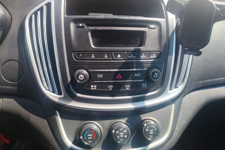Used Baojun 560 2015 1.8L manual Comfort trim level Audio And AC Panel