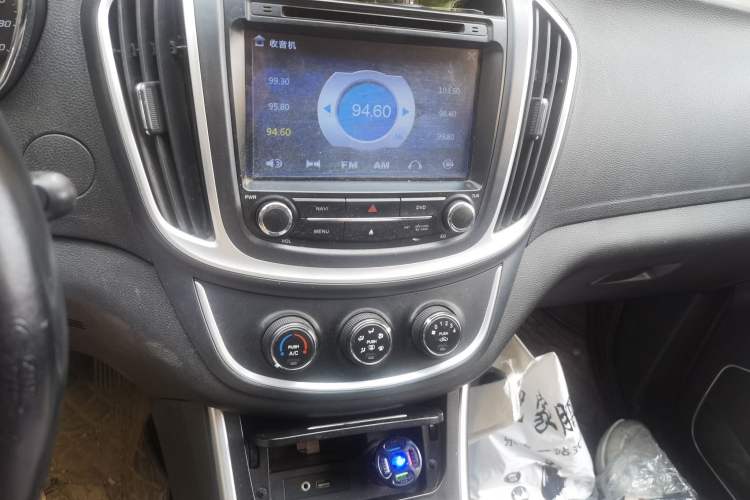 Used Baojun 560 2015 1.8L manual Comfort trim level Audio And AC Panel