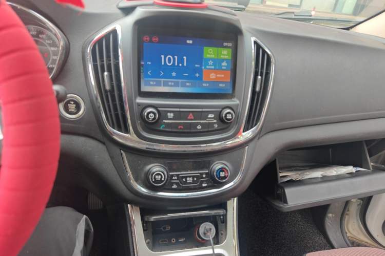 Used Baojun 560 2015 1.8L manual luxury version Audio And AC Panel