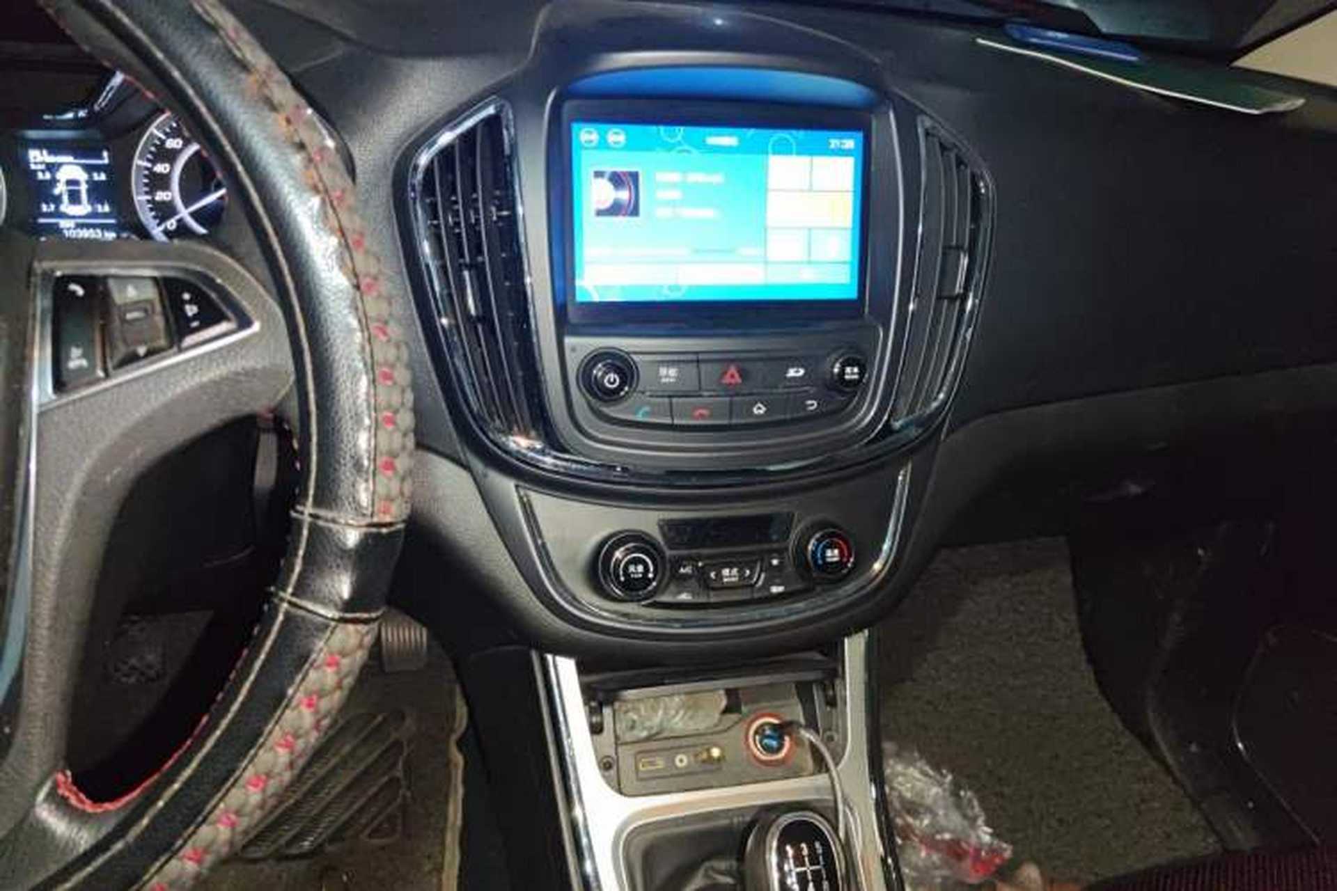 Used Baojun 560 2015 1.8L manual luxury version Audio And AC Panel
