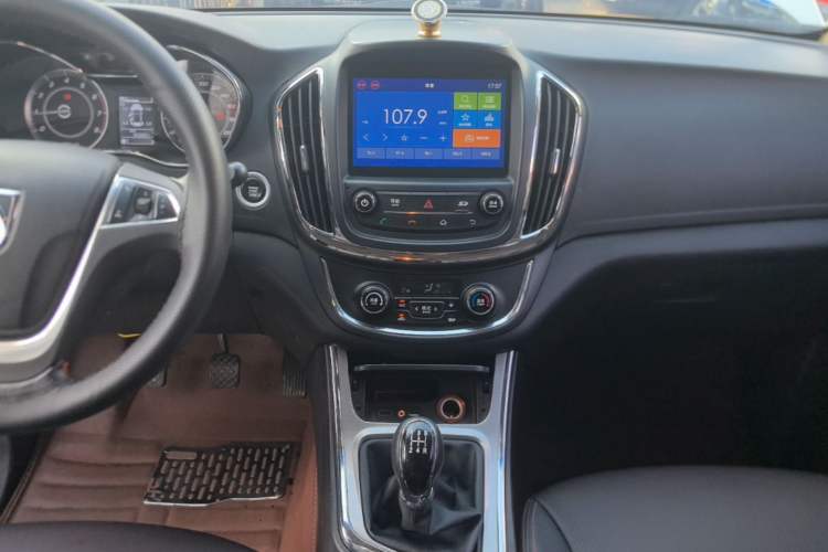 Used Baojun 560 2015 1.8L manual luxury version Audio And AC Panel