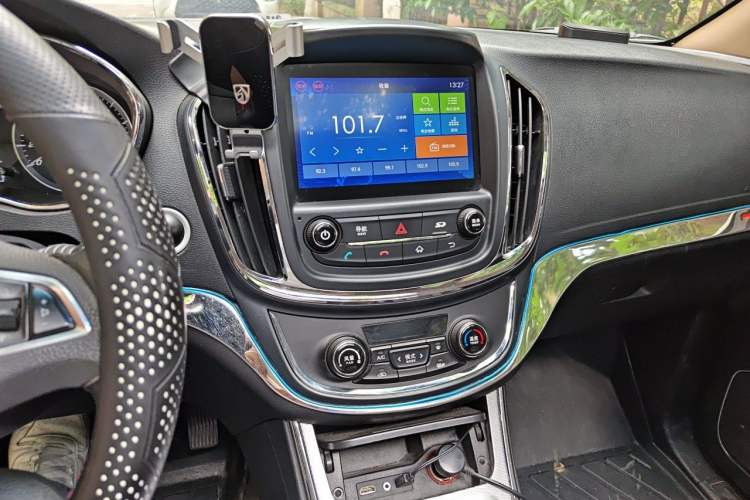 Used Baojun 560 2015 1.8L manual luxury version Audio And AC Panel