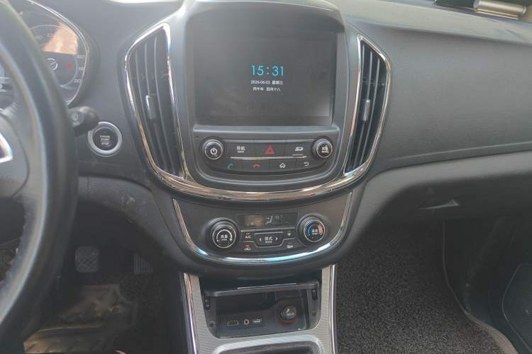 Used Baojun 560 2015 1.8L manual luxury version Audio And AC Panel
