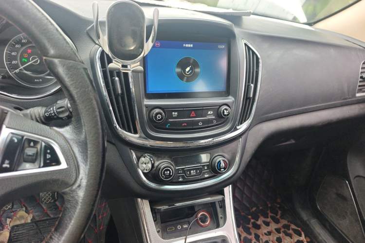 Used Baojun 560 2015 1.8L manual luxury version Audio And AC Panel