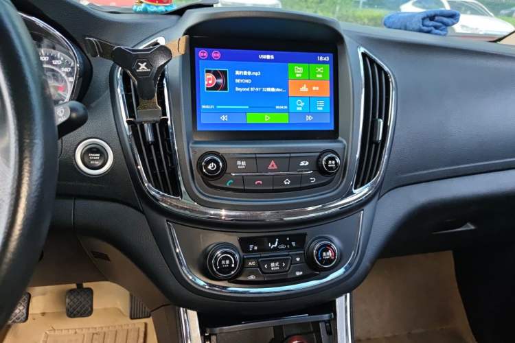 Used Baojun 560 2015 1.8L manual luxury version Audio And AC Panel