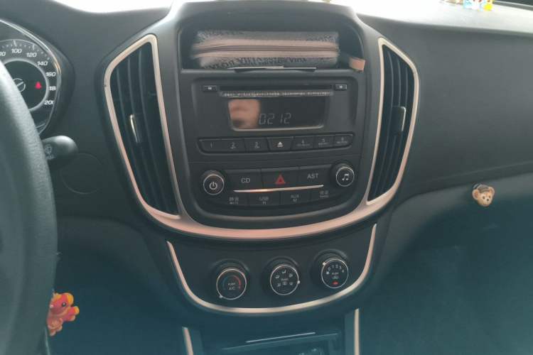 Used Baojun 560 2015 1.8L manual Comfort trim level Audio And AC Panel