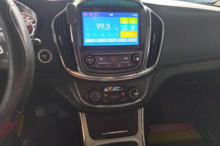 Used Baojun 560 2015 1.8L manual luxury version Audio And AC Panel