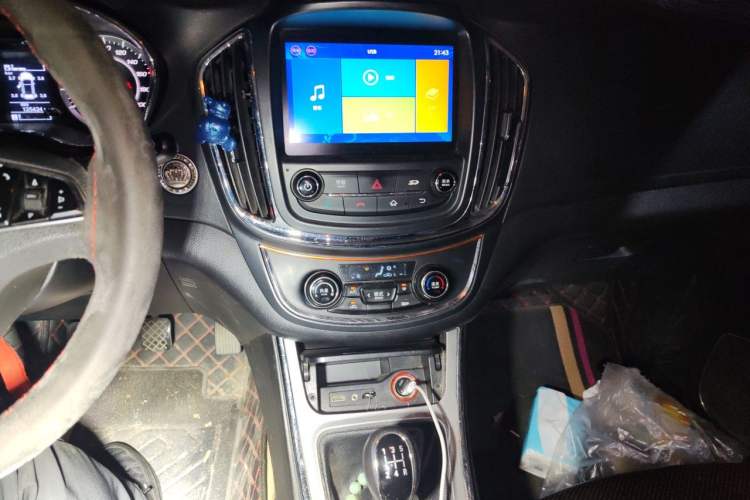 Used Baojun 560 2015 1.8L manual luxury version Audio And AC Panel