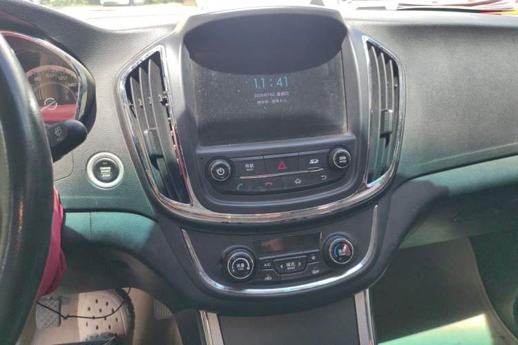 Used Baojun 560 2015 1.8L manual luxury version Audio And AC Panel