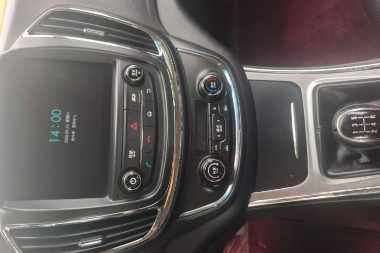 Used Baojun 560 2015 1.8L manual luxury version Audio And AC Panel