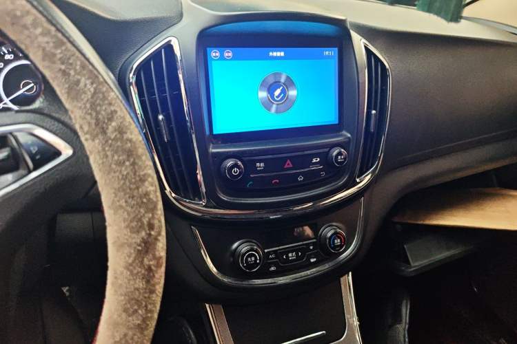 Used Baojun 560 2015 1.8L manual luxury version Audio And AC Panel