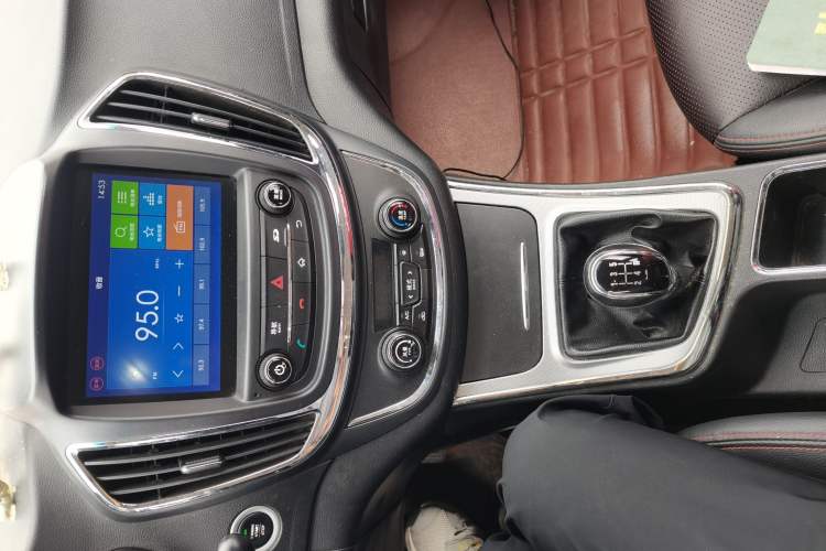 Used Baojun 560 2015 1.8L manual luxury version Audio And AC Panel